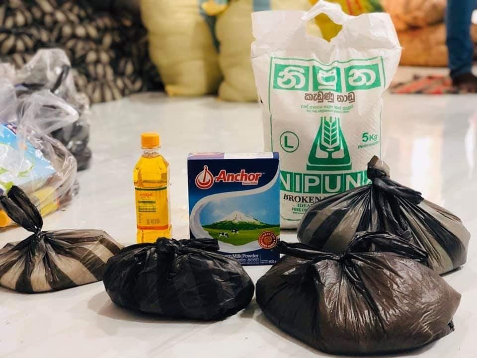 siraguhal1's tweet photo. எமது  சிறகுகள் அமைப்பினால் முன்னெடுக்கப்பட்டு வருகின்ற Feed the Fasting செயற்திட்டத்திற்கு அமைய முதற்கட்டமாக அட்டாளைச்சேனையை சேர்ந்த 150 குடும்பங்களுக்கான உலர் உணவு பொருட்கள் நேற்று (23.04.2020) வழங்கி வைக்கப்பட்டது. https://t.co/odSOGRCw60