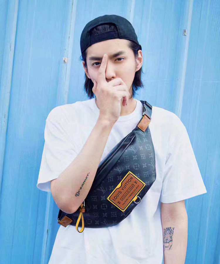 GQThailand's tweet photo. #GQStyle สุดสัปดาห์นี้ ลองแต่งเท่แบบ #KrisWu กับการแมตช์ทีเชิ้ตเรียบๆ สีขาว เข้ากับกระเป๋าคาดตัวในแคปซูลคอลเล็กชั่น Gaston Labels จาก #LouisVuitton ดูไหม
.
สอบถามสั่งจองผ่านช่องทาง LINE ไลฟ์แชท @louisvuittonth หรือ โทร 02-6647-272 

@KrisWu @LouisVuitton 
#GQ #Style
#GQThailand https://t.co/7iEL7Vgx3K