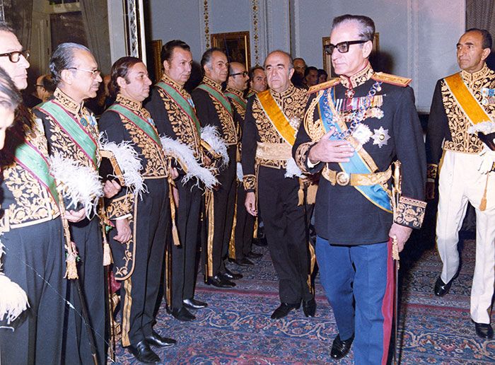 حمایل نشان پهلوی:
حمایل آبی رنگ با حاشیه طلایی مخصوص خاندان پادشاهی

 حمایل نشان تاج:
حمایل زرد طلایی رنگ با حاشیه آبی آسمانی مخصوص مقامات عالیرتبه (نخست‌وزیر، وزیر دربار، رؤسای مجلسین)

حمایل نشان همایون:
حمایل سبز رنگ با حاشیه قرمز مخصوص وزرای کابینه، مقامات کشوری و لشگری