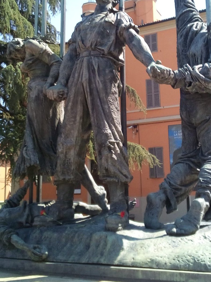 paccianca's tweet photo. 24 aprile, giorno di liberazione di Reggio Emilia. Monumento a* partigian*.
Restateci voi in casa https://t.co/UPUGreNt0b