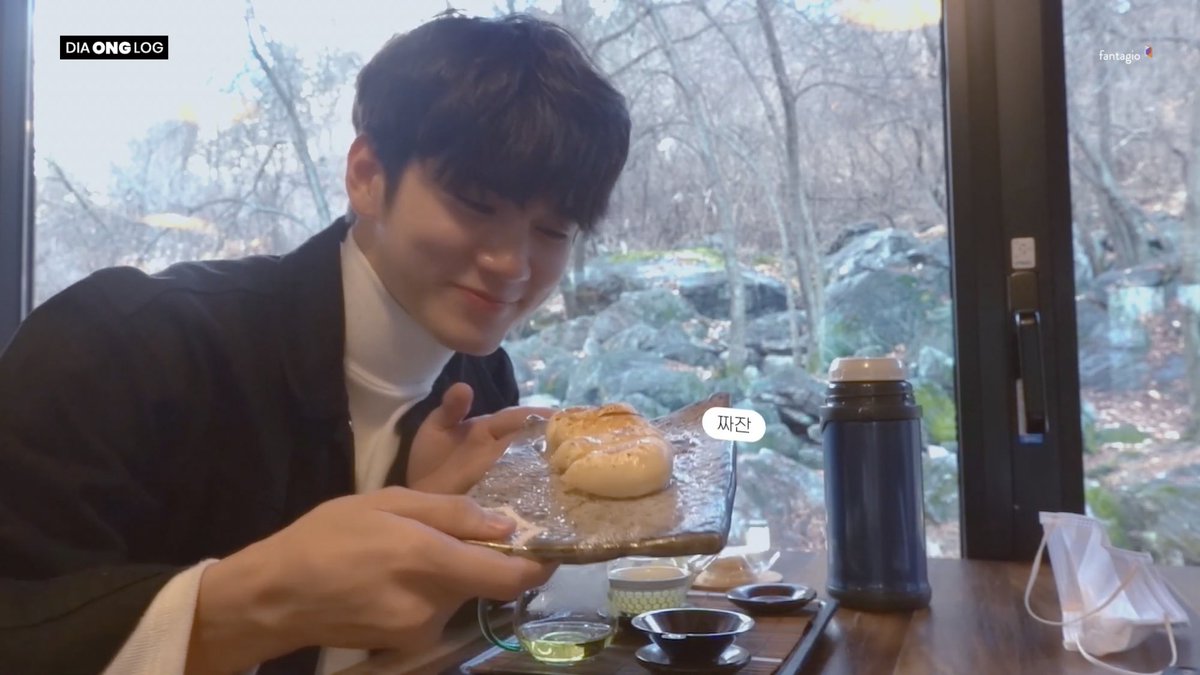 Og95Hg's tweet photo. 마카롱 시켰는데 치즈호떡이 서비스로 나오는 미남의 삶 https://t.co/CHHFecXKl9
