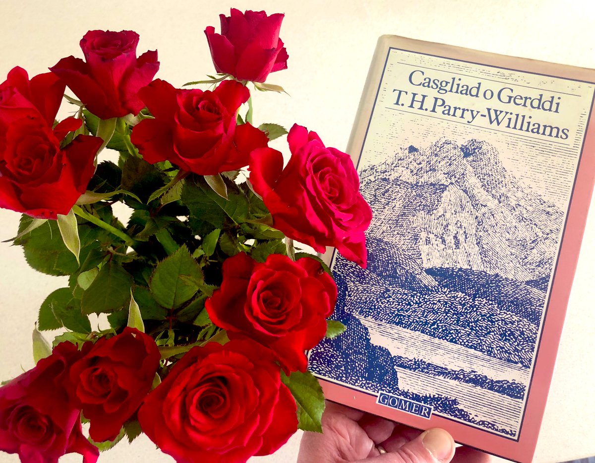 RhunapIorwerth's tweet photo. Dydd Sant Jordi Hapus!
Feliç dia de Sant Jordi!
Happy Sant Jordi day to all in #Catalonia from the #friendsofcatalonia group in @AssemblyWales
Traditionally celebrated by sharing of books & roses with loved ones.
🌹📖❤️
Here’s one of my most treasured books of Welsh poetry. https://t.co/R2P1OKnW0i