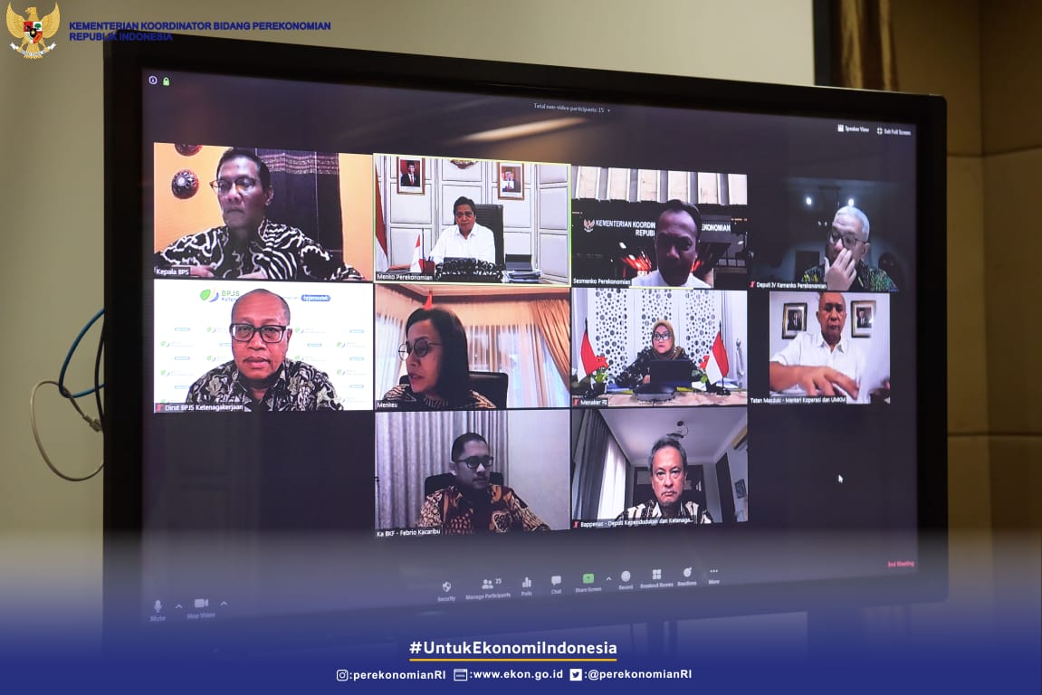 PerekonomianRI's tweet photo. #InfoEkon

Menko Perekonomian Airlangga Hartarto memimpin Rapat Koordinasi Stimulus Ekonomi secara daring pada Jumat (24/4), di kediamannya.

#UntukEkonomiIndonesia
#IndonesiaMaju https://t.co/Ty9oamTO3d