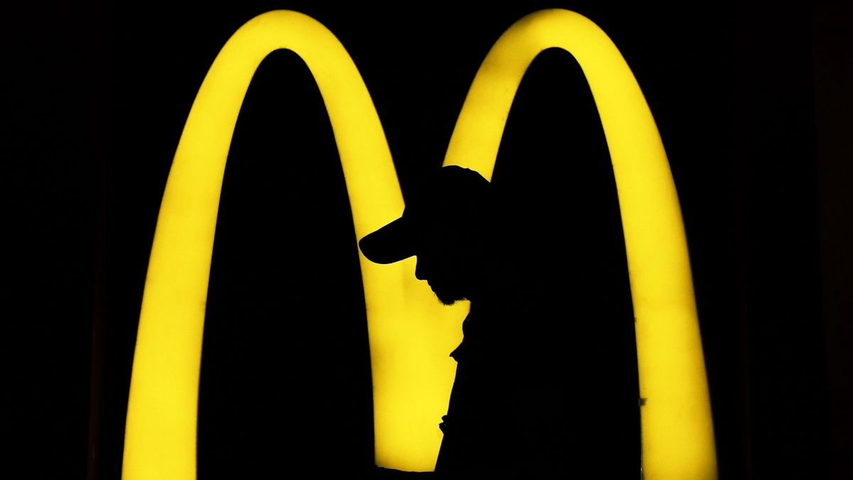 [THREAD]Pendant deux mois, 12 drives de  @McDonalds sont restés ouverts en France (sur 1500). L'hommes d'affaires Bernard Simmenauer a terrorisé ses employés pour maintenir ses fast-food à flot, jouant avec leur santé.Avec la complicité de  @Prefet37  https://streetpress.com/sujet/1587643300-12-macdonalds-jamais-ferme-danger-employes-clients-fast-food-coronavirus-confinement