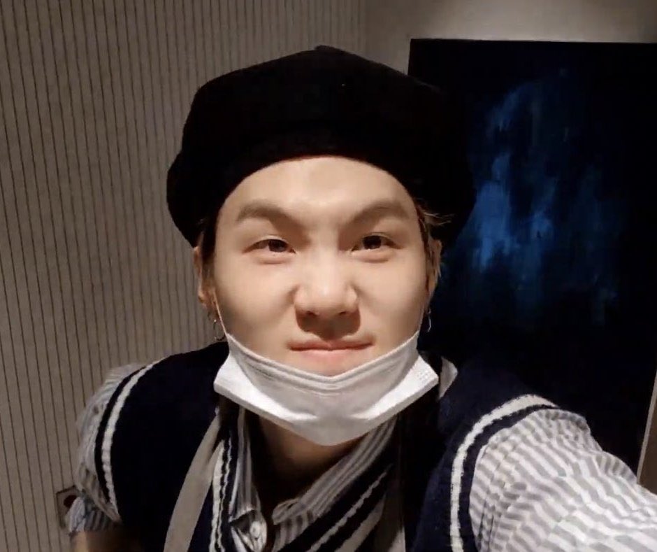 In Yoongi’s live today,he talked about the new album they are working;he confirmed that they decided who is in charge(General,Music &amp; Visual managers...)&amp; he confirmed that a video will come out soon👀
He will answer the questions from 
‘ShoopD #슙디에게물어봐' tomorrow!
