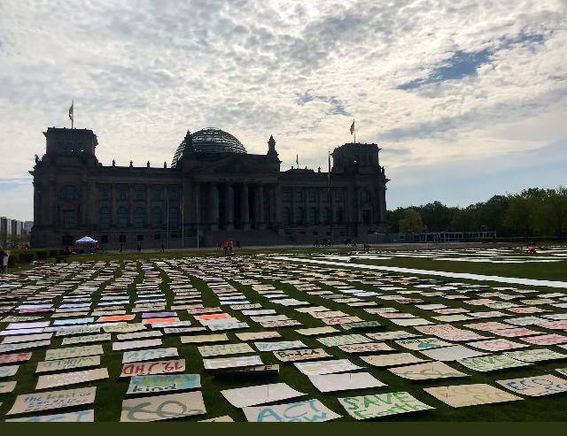 Der Protest wird auch während Corona zu den Politikern getragen! 
Heute ist der große #NetzstreikFürsKlima!
Wir fordern zielstrebiges, an der Wissenschaft orientiertes Handeln!
Bei Corona wie beim Klimawandel!
#FightEveryCrisis
