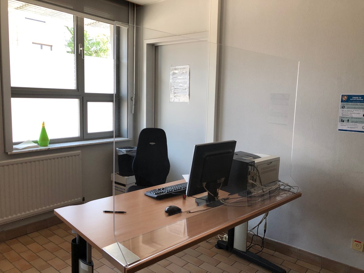 #covid19 C'est désormais derrière un écran #plexiglass  que les visiteurs sont accueillis au commissariat central => dessiné et conçu par notre technicien FTM. MERCI!!!!!!