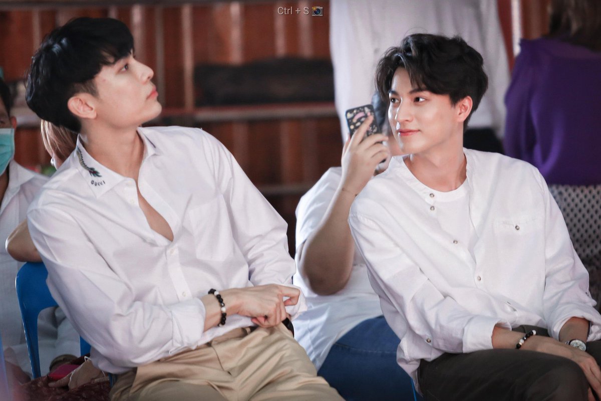 He always gives him these looks  #Mewgulf  #หวานใจมิวกลัฟ