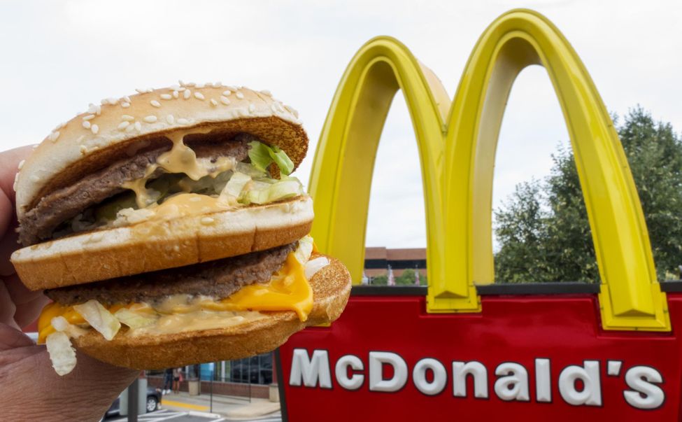 4. De nombreux salariés craignent être porteurs du virus et contaminer les fritteset burgers qu'ils préparent pour les clients qui viennent chercheur leur commande en dehors des restaurants. ''On avait peur de n’avoir aucun symptôme, et de vendre des Big Mac contaminés!''