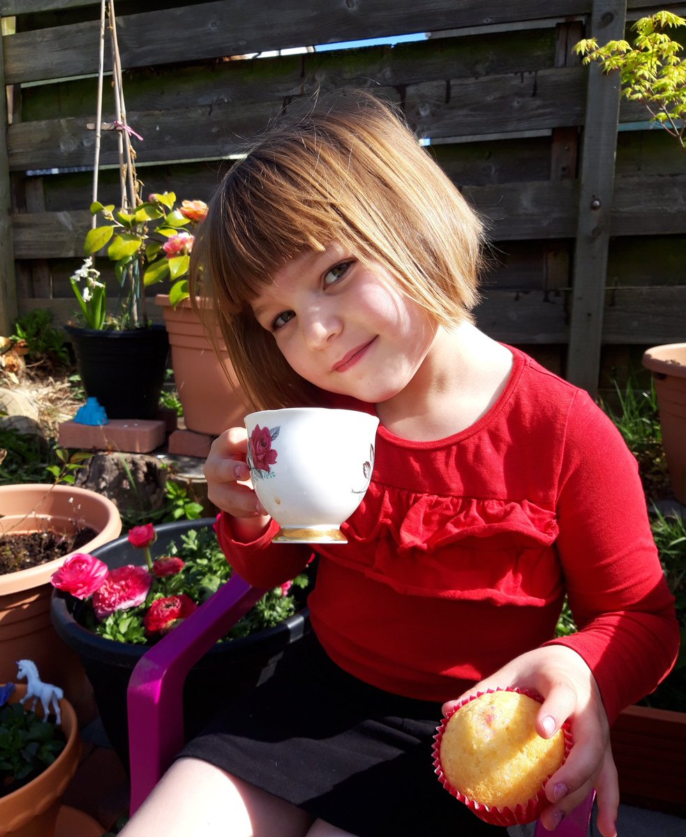 Backmania's tweet photo. @gylemuirprimary #Cakeandchat Clara in p2c enjoying cake and sunshine. Happy Friday! https://t.co/Icf8myMNMh