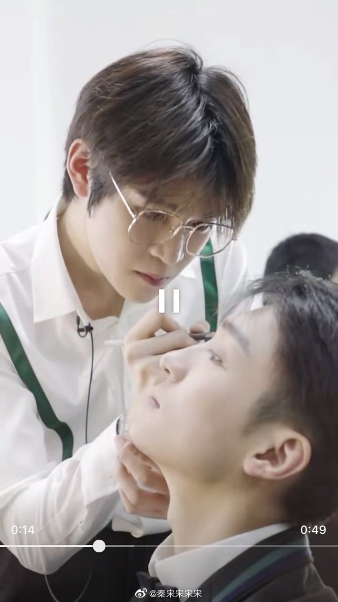 They weren't that obvious during the show's run, but towards the end of it, it became pretty obvious that Zhou Shiyuan and Wang Minhui are kinda close. Here's Shiyuan doing Minhui's makeup for him because Minhui "doesn't know how to himself" (he says those words in the video)
