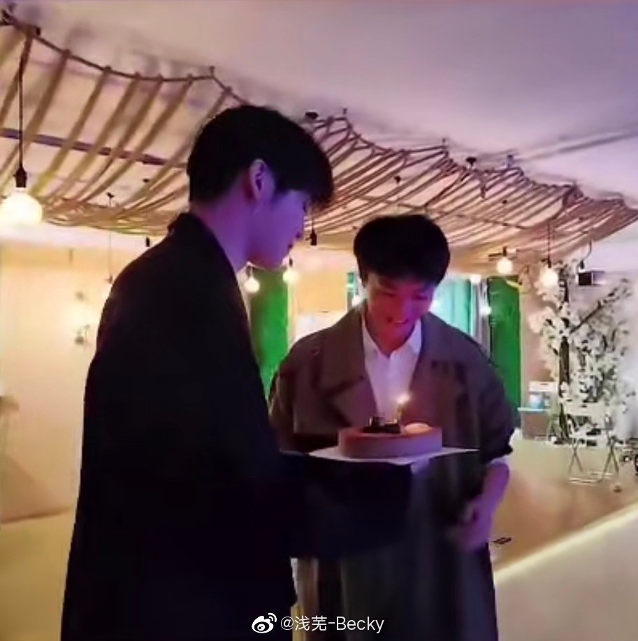 And here's Zhou Shiyuan having the honour of presenting the bday cake to Minhui at his bday party shortly after the show finished recording (which he flew from Beijing to Shanghai to ESP. attend).