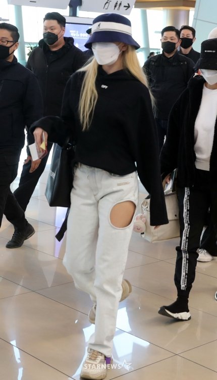 Sk Mina S Airport Fashion There Is A Hole On The Pant Jypetwice T Co Ensailiaj4 Twitter Sk Mina S Airport Fashion There Is A Hole On The Pant Jypetwice T Co Ensailiaj4 Twitter
