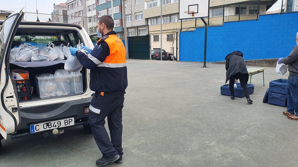 Continuamos co reparto diario de menús escolares dende os centros escolares ós domicilios dos menos.
#Todosairáben🌈