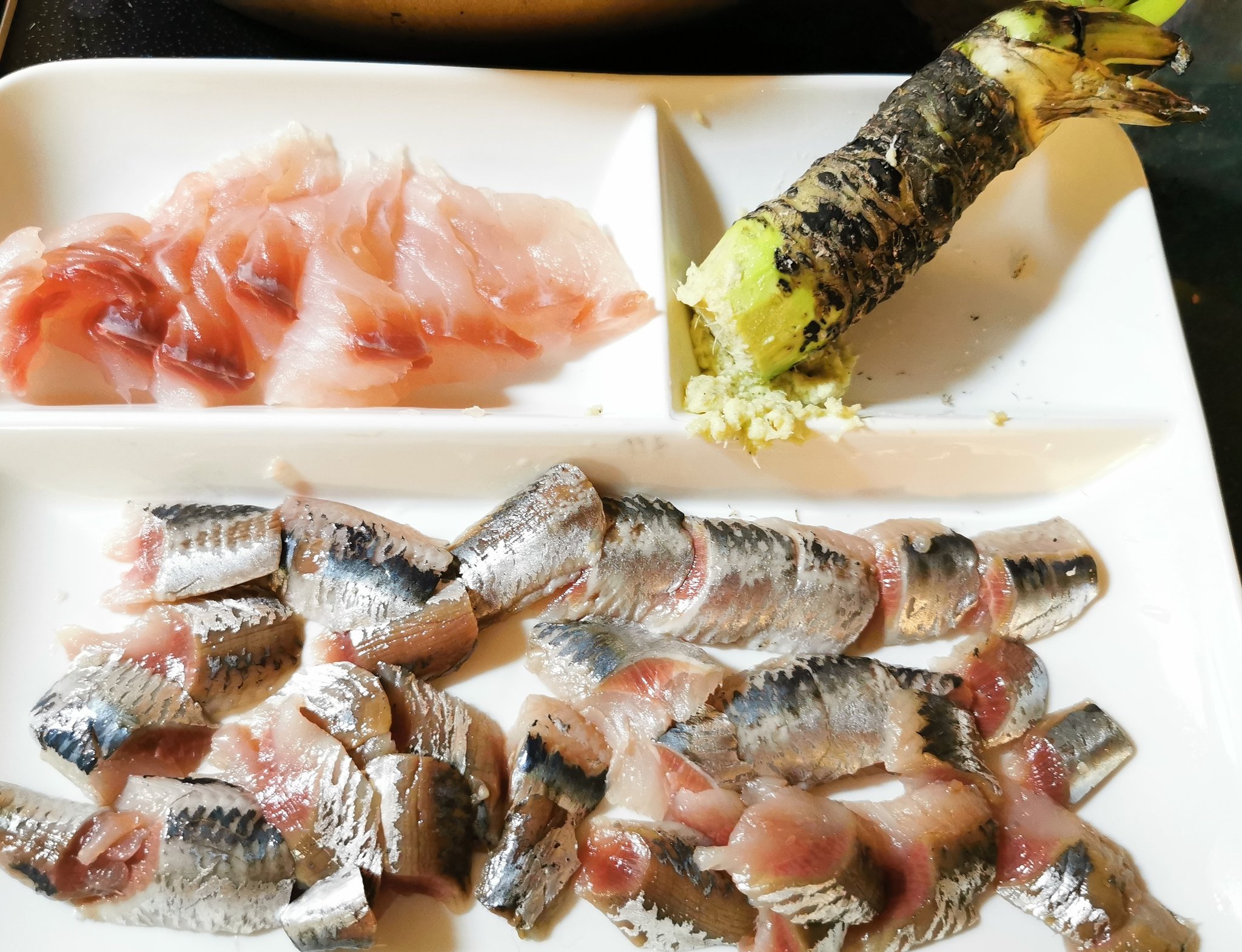 ダニオの日常 東京転勤編 イワシ グレ刺身 自粛中 生ワサビで魚食べるとホンマ旨い イワシは昼購入したので チョット鮮度が落ちたが旨い そろそろクエとか超高級魚も回って 来るんじゃ と少し期待 ツイッター晩酌部 ツイッター料理部