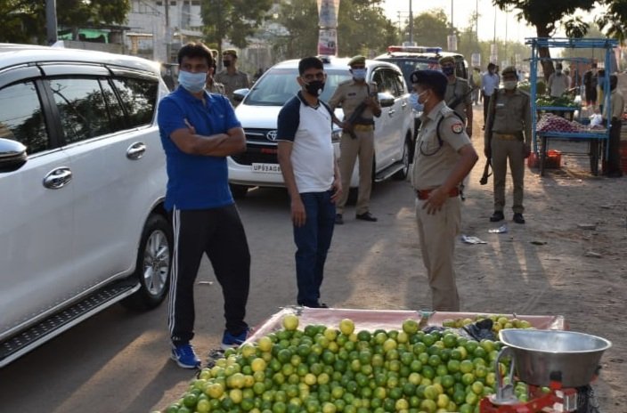 Jhansi_DM's tweet photo. सुबह 5:30 बजे एसएसपी झांसी के साथ सब्जी मंडी व फल मंडी का निरीक्षण किया। निरीक्षण के दौरान सोशल डिस्टेंसी का कड़ाई से पालन हो निर्देश दिए। https://t.co/9pnsRGpF39