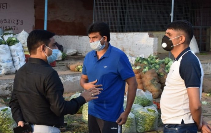 सुबह 5:30 बजे एसएसपी झांसी के साथ सब्जी मंडी व फल मंडी का निरीक्षण किया। निरीक्षण के दौरान सोशल डिस्टेंसी का कड़ाई से पालन हो निर्देश दिए।