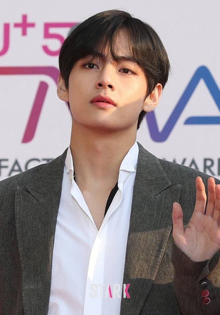 The Jaybaek Couture suit with v neck line sported by Mr. Taehyung was not a helpful addition to the ARMY already struggling to cope with this image before them.