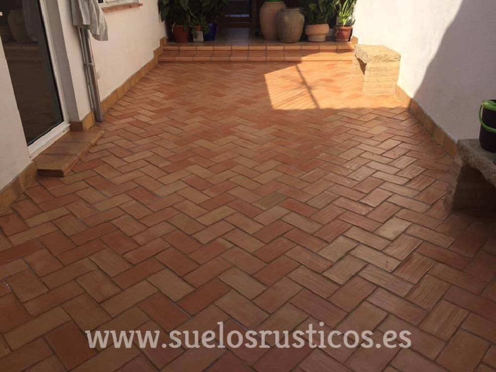 SuelosR's tweet photo. Antes y después limpieza y tratamiento suelo de barro exterior https://t.co/acZtKfZEVJ