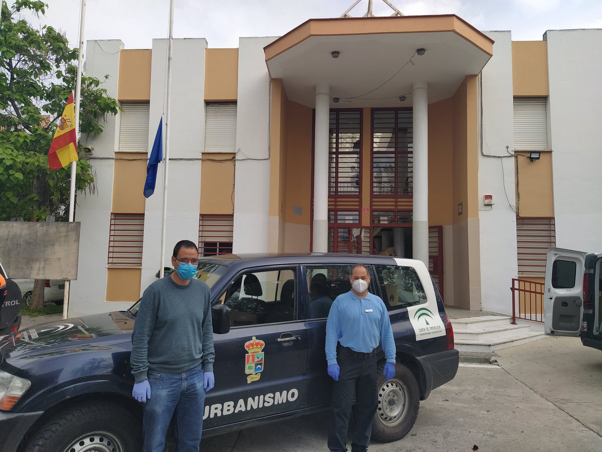 iesguadalpin's tweet photo. Queremos dar las gracias a Protección Civil @PC_Marbella @Ayto_Marbella e Istán, y al ayuntamiento de @AytoOjen , que han colaborado con el #ProyectoOrUs del @iesguadalpin repartiendo los ordenadores 💪💪🖥️🖥️ https://t.co/Wm8Ju59q0y