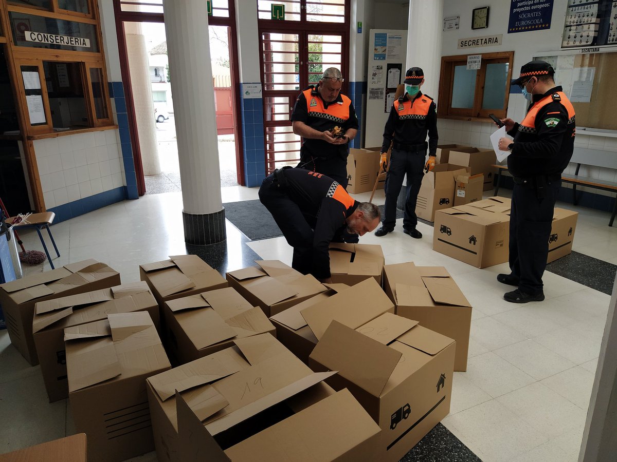 iesguadalpin's tweet photo. Queremos dar las gracias a Protección Civil @PC_Marbella @Ayto_Marbella e Istán, y al ayuntamiento de @AytoOjen , que han colaborado con el #ProyectoOrUs del @iesguadalpin repartiendo los ordenadores 💪💪🖥️🖥️ https://t.co/Wm8Ju59q0y