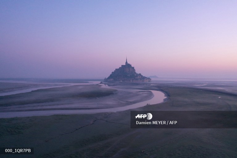 AFPphoto's tweet photo. #France 
Mont-Saint-Michel from above at #sunrise
https://t.co/tQpjDFUhZ2
📸 @DamienMeyerAfp https://t.co/Ahy6Hws54m