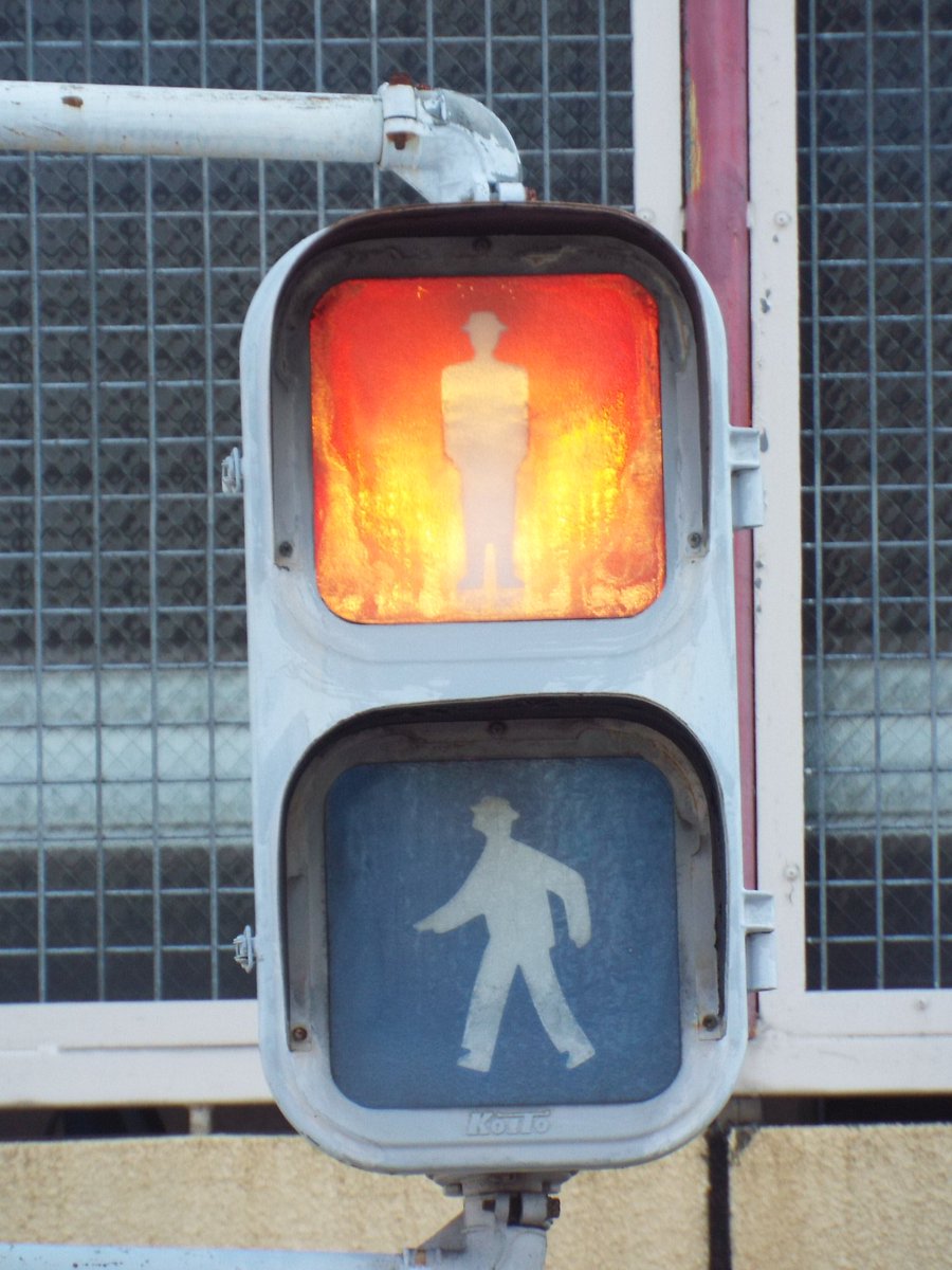 Signalman310 على تويتر 愛知県名古屋市中村区太閤通9丁目にある小糸工業の Koito ロゴ付きプラスチックレンズ歩行者灯器です 型式はkhv 2eで 昭和47年9月製です 古いレンズのままは絶滅危惧種です 大半はガラスレンズに交換された擬態タイプです T