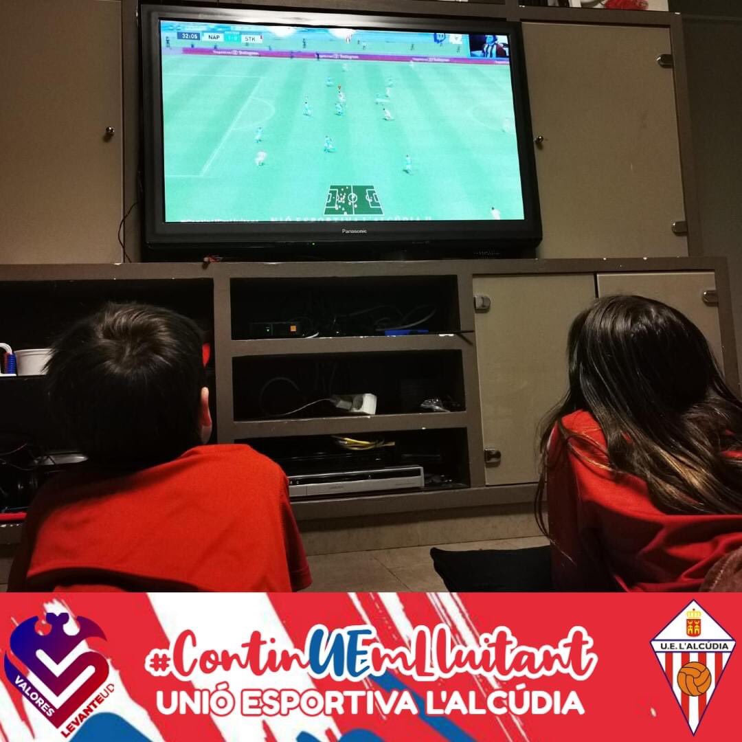 UEAlcudia's tweet image. 🎮⚽ A la primera jornada del #FutbolBaseCVFifa20 ho donarem tot i els resultats no ens van acompanyar, però el millor premi que tenim és comptar amb el recolzament dels més menuts, que sempre estan al costat dels seus colors 🇦🇹💞

😍 Sou la sang que bombeja els nostres cors 💘💘