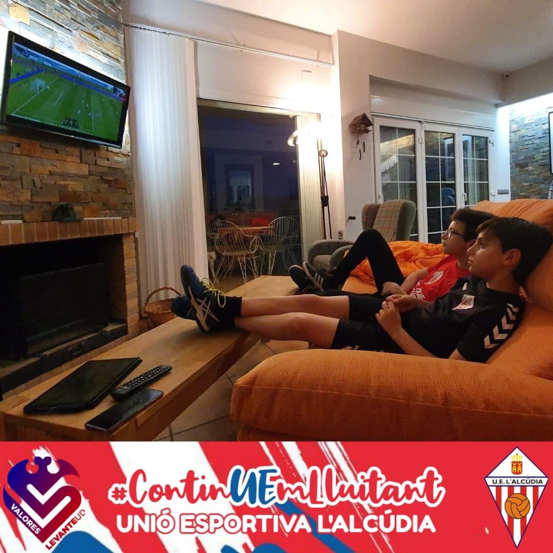 UEAlcudia's tweet image. 🎮⚽ A la primera jornada del #FutbolBaseCVFifa20 ho donarem tot i els resultats no ens van acompanyar, però el millor premi que tenim és comptar amb el recolzament dels més menuts, que sempre estan al costat dels seus colors 🇦🇹💞

😍 Sou la sang que bombeja els nostres cors 💘💘
