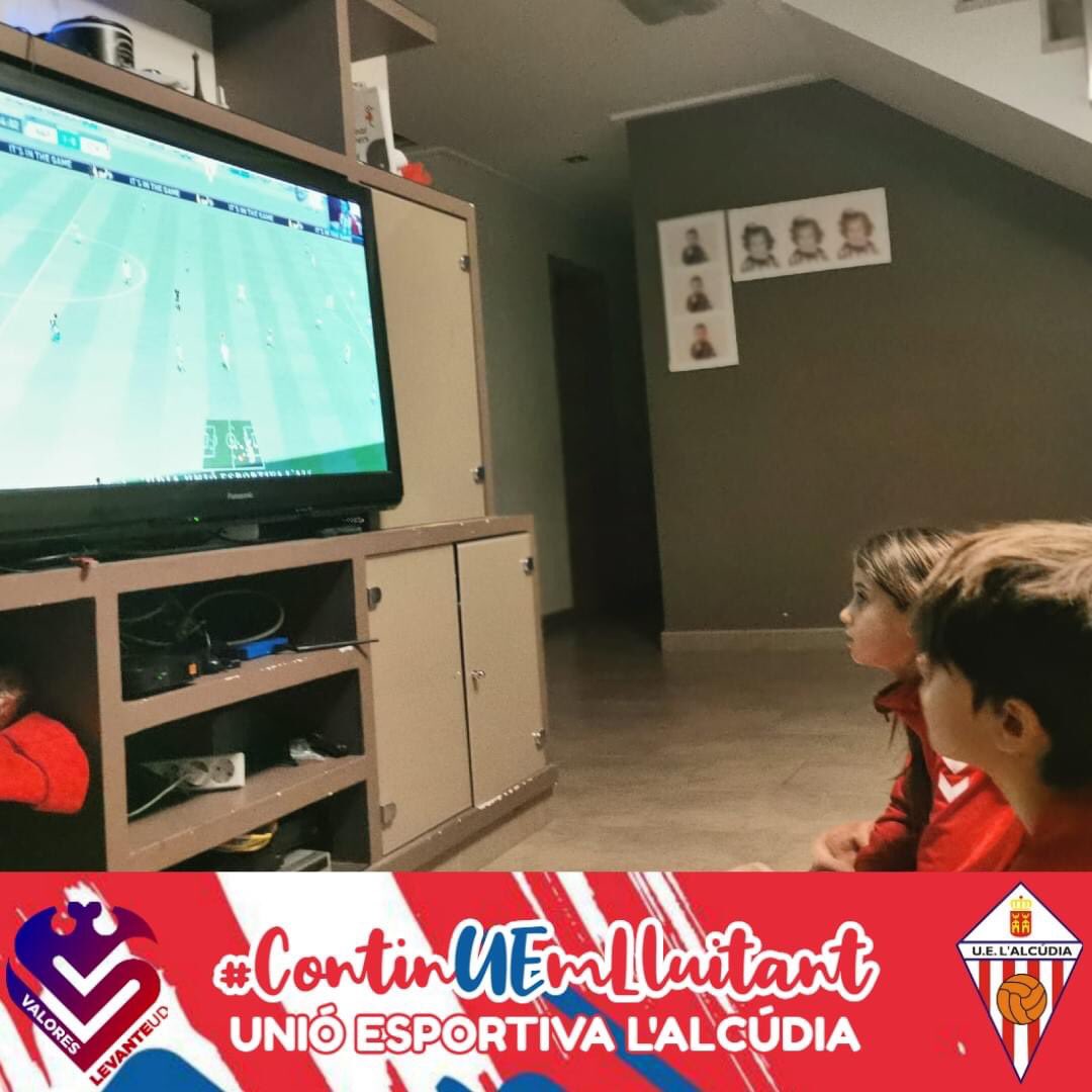 UEAlcudia's tweet image. 🎮⚽ A la primera jornada del #FutbolBaseCVFifa20 ho donarem tot i els resultats no ens van acompanyar, però el millor premi que tenim és comptar amb el recolzament dels més menuts, que sempre estan al costat dels seus colors 🇦🇹💞

😍 Sou la sang que bombeja els nostres cors 💘💘