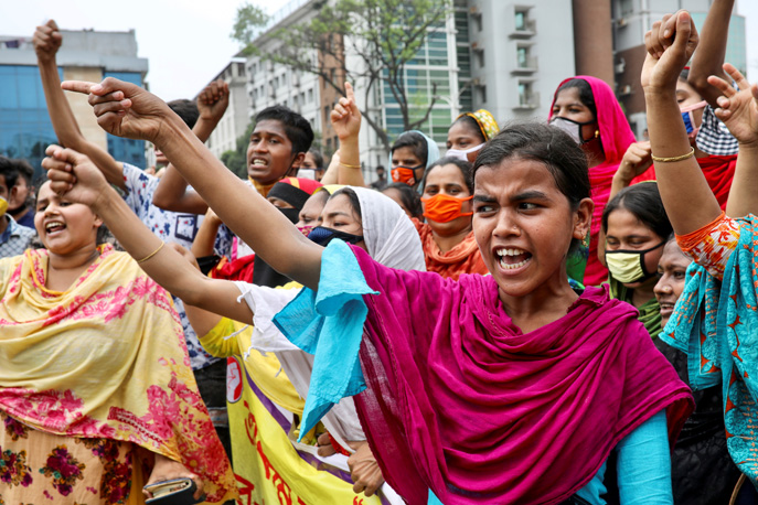 BHRCmedia's tweet photo. 'The off-loading by many brands of the pandemic’s costs onto vulnerable and poor workers exemplifies the exploitation and abuse that is currently endemic to the apparel industry.'

@pbloomer &amp; @alyshakhambay for @Ethical_Corp https://t.co/UPsj4cUKfj https://t.co/EffZ58ktPc