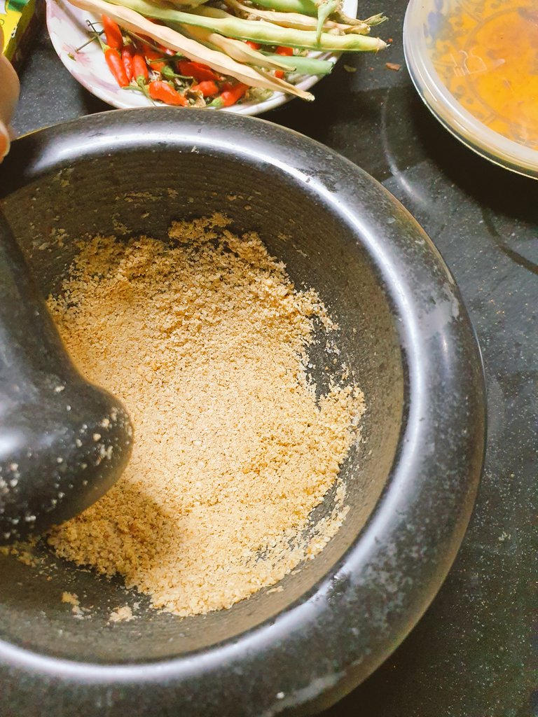 step 1a: toast sesame seeds and grind- toast seeds over low heat until it starts smelling nutty (i used 1/4 cup)- it's too small quantity for a food processor but i do enjoy working out a bit by using a classic pestle, but if you do plan on making a lot then use what's easier