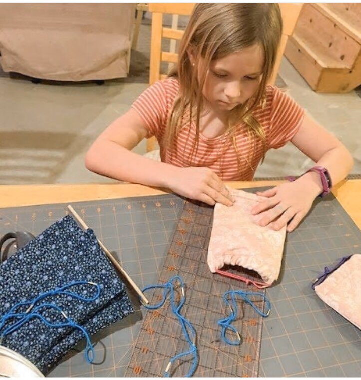 #Appleheroes come in all ages. Take Olivia (10) and Ivy (8) who last weekend helped make 145 face masks- one for every employee at their mom’s company <a href="/ricefruit/">酒后狂揍丈母娘</a>.