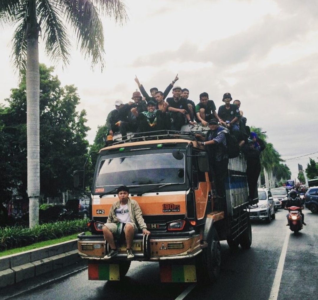 GreenPeace1976's tweet photo. Ono sing berjuang ekstra numpak Iki🚛😅 https://t.co/vMxMWkehHT