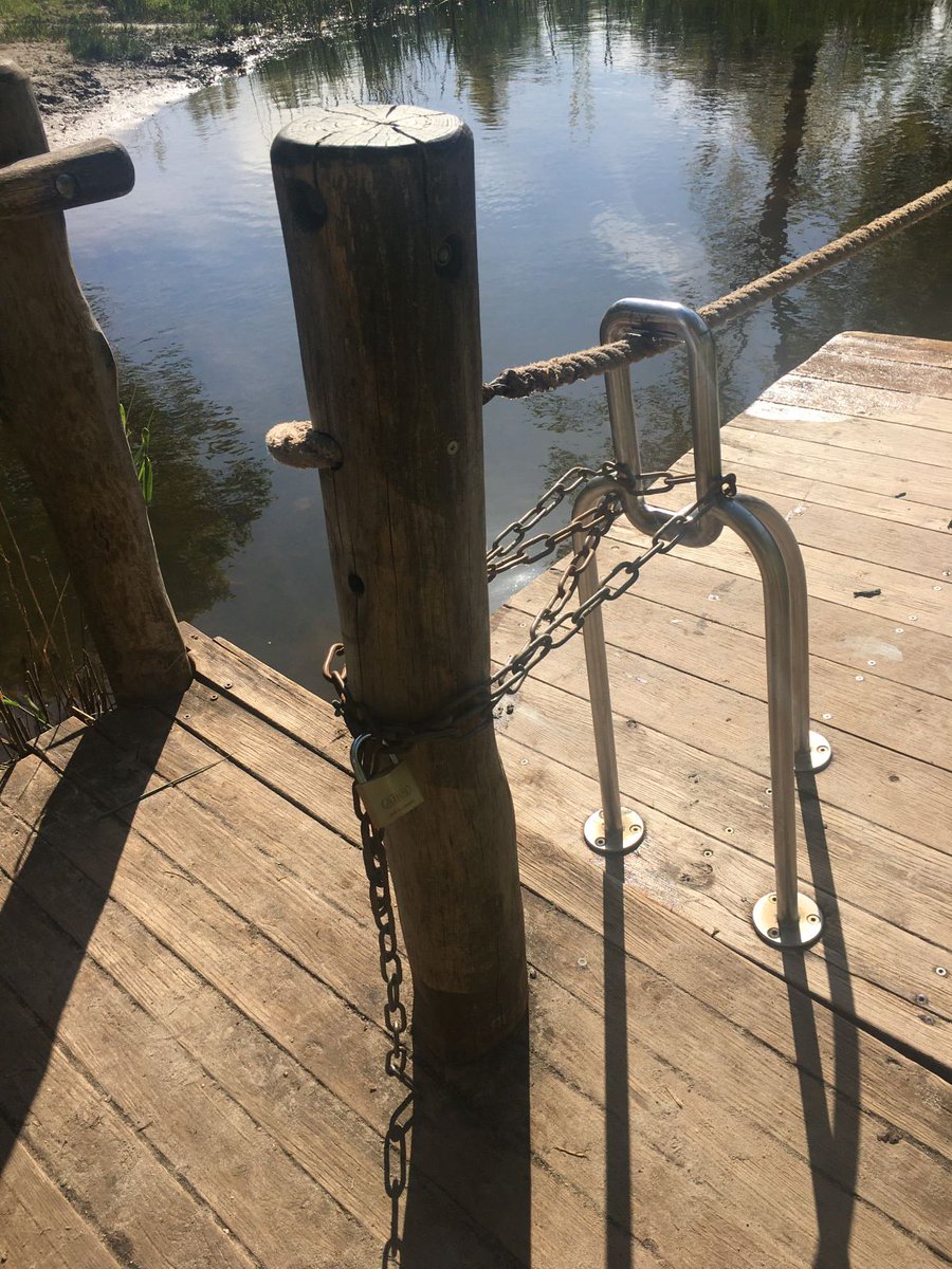 Gemeente_Huizen's tweet photo. Metselbijen hebben een nest gemaakt aan de overkant van het vlot in de waterspeeltuin. De bijen zijn beschermd, het nest wordt niet weggehaald. Bijen zijn vredelievende beestjes en zullen niet steken als je ze met rust laat. Het vlot is vastgezet en kan niet gebruikt worden. https://t.co/E8M2mgJguT