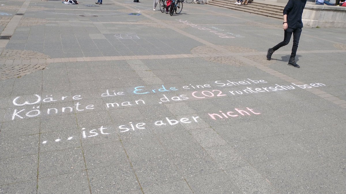 beobachterffm's tweet photo. Vereinzelt hielten auch Menschen an und hielten ihre Meinungskundgabe kurz fotografisch fest.

Die Polizei hatte dem Aufgebot entsprechend wohl mit mehr gerechnet, konnte heute aber nur zuschauen.

#ffm2404 #069forclimate https://t.co/MRMU0WeLIx