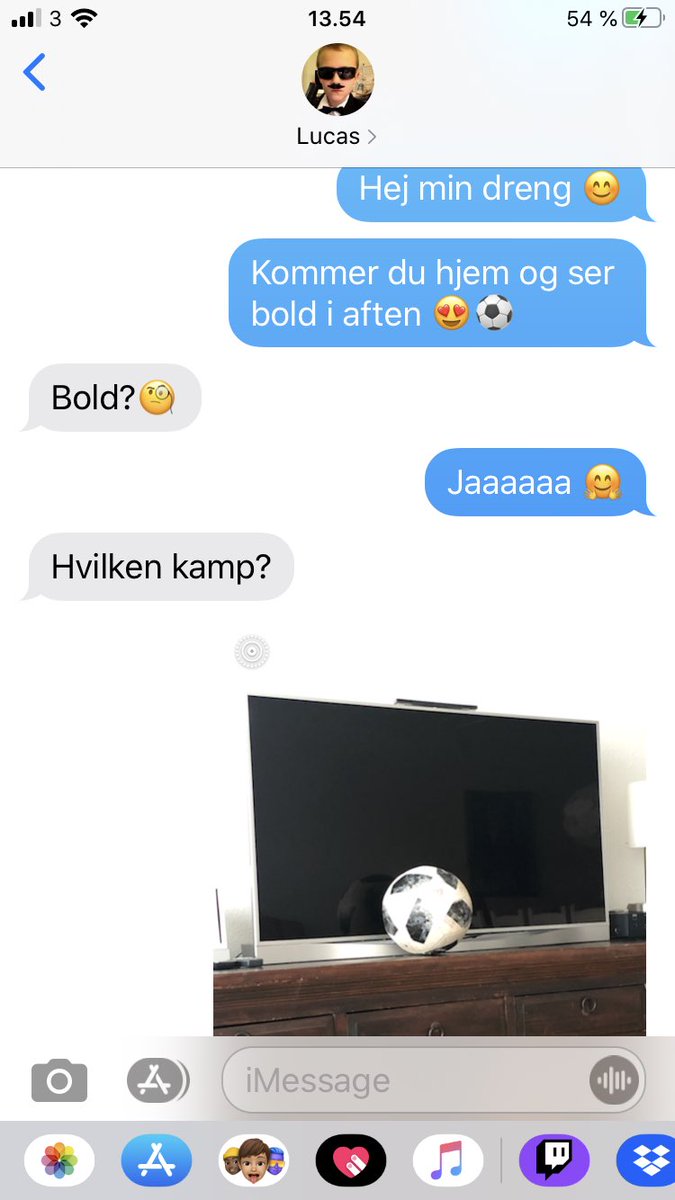 gigantes74's tweet image. Lavede en lille “ond” prank på den ældste søn @LBurchhardt i går 😂 #farhumor #savnerstadion 💛💙