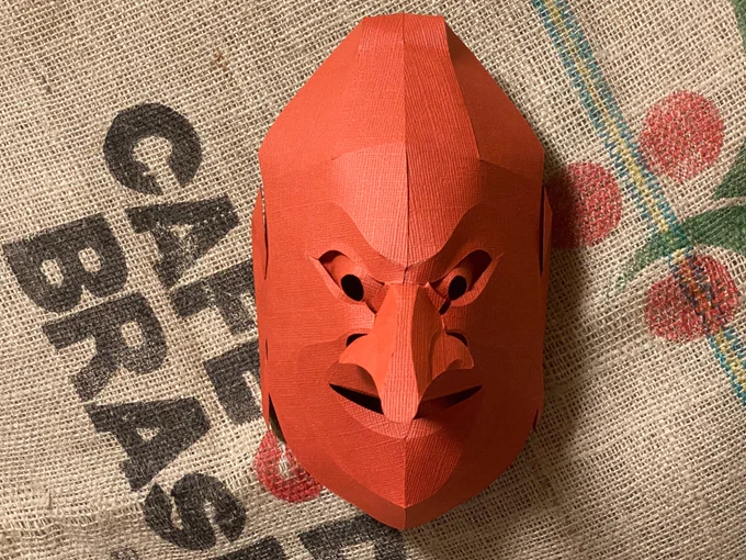 伎楽面酔胡王をペーパークラフトで作ってみました。
参考にしたのは正倉院所蔵のお面。久しぶりの紙工作は手こずりました。

YouTubeでメイキングを公開してます。BGMも自分で作ってみました。
https://t.co/294x1BJiKh 