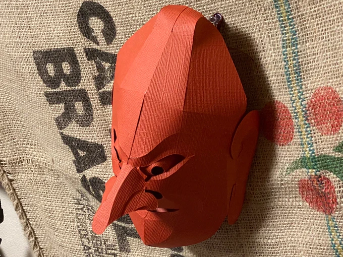 伎楽面酔胡王をペーパークラフトで作ってみました。
参考にしたのは正倉院所蔵のお面。久しぶりの紙工作は手こずりました。

YouTubeでメイキングを公開してます。BGMも自分で作ってみました。
https://t.co/294x1BJiKh 