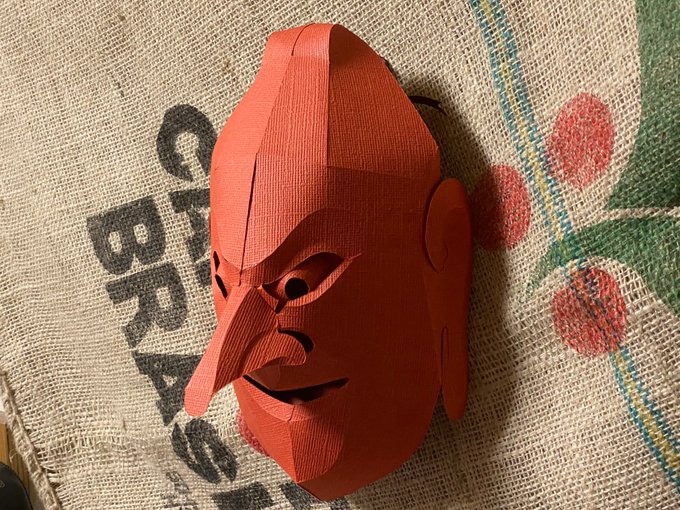 伎楽面酔胡王をペーパークラフトで作ってみました。
参考にしたのは正倉院所蔵のお面。久しぶりの紙工作は手こずりました。

YouTubeでメイキングを公開してます。BGMも自分で作ってみました。
https://t.co/294x1BJiKh 