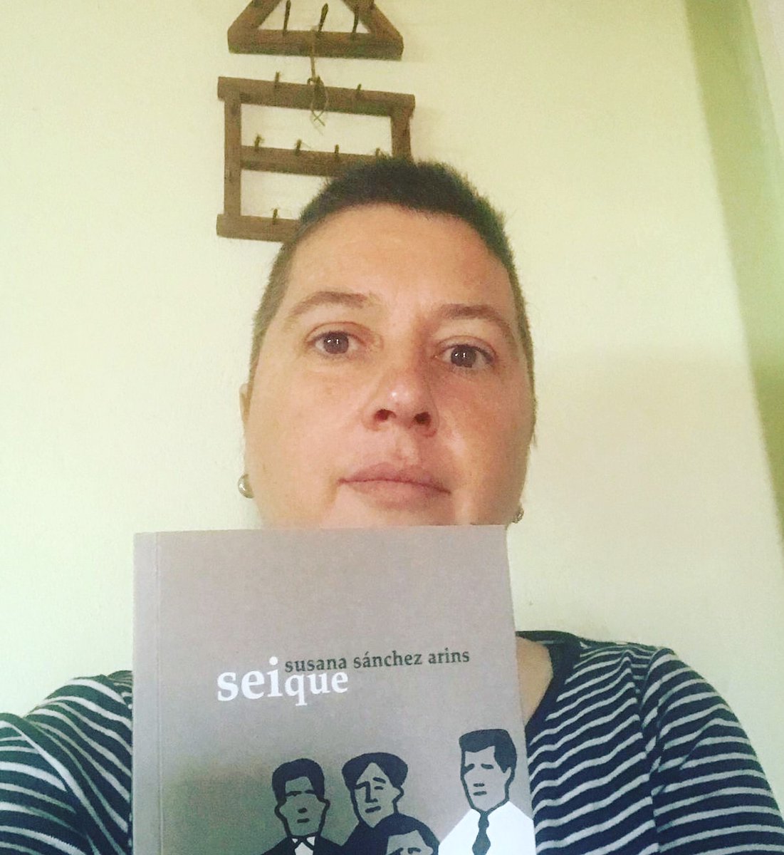Libroseoutrosc1's tweet photo. ELI RÍOS (Escritora, poeta) recomenda "Seique" de Susana Sánchez Aríns, un poemario de ATRAVES EDITORA. #diadolibro
"Libro imprescindible no que as mulleres poñen voz aos silencios" 👏👏👏 @_Eli_Rios_
#eliríos #seique #recomendacións #avidaconlibrosémáisvida https://t.co/bVOEI2J3X7