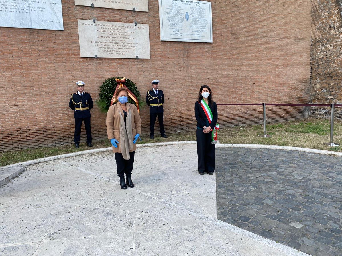 dureghello's tweet photo. Il 25 aprile celebriamo la libertà dolorosamente conquistata grazie al sacrificio degli Alleati e dei partigiani, tra cui la Brigata Ebraica, dopo l’occupazione nazifascista. Oggi con @virginiaraggi a Porta San Paolo, luogo simbolo di questa data, per un doveroso omaggio. https://t.co/6Jrx0sNtZW