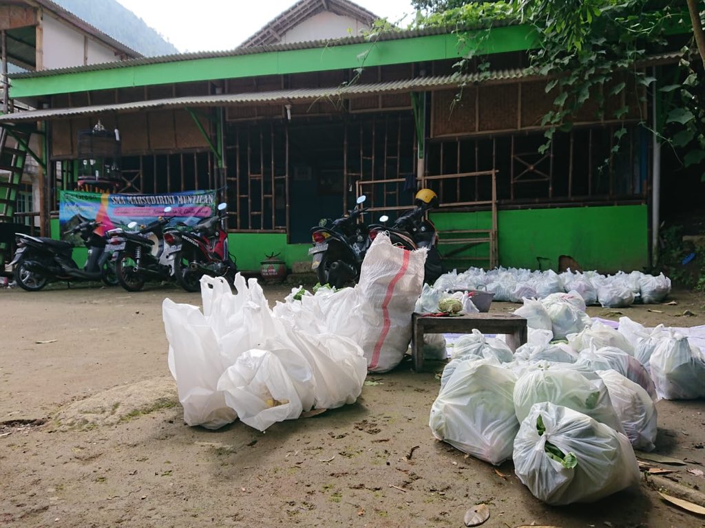 BimoMagelang's tweet photo. Dapat kiriman foto dari kampung anak2 muda ngumpulin sayuran buat di sumbangkan ke perumahan di kota, si terima dgn gembira, minggu depan ada barter katanya, bagus ini.. @WolesGaes @Amal_Alghozali @Sukirman_Kir @wilsonsitorus https://t.co/GdWRAEQx3h