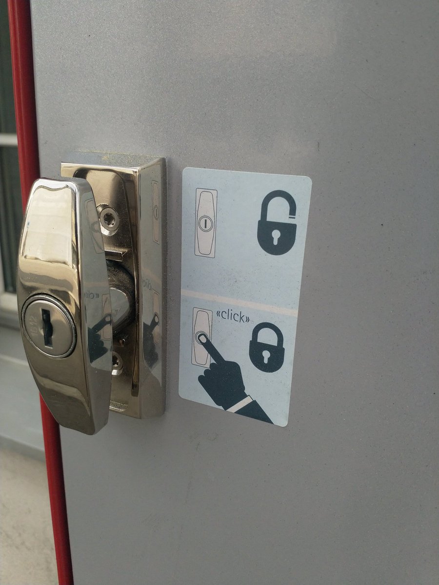 SilFoiera's tweet photo. @postschweiz @the_aeschli Apropos Deponierung.
Ist das Personal eigentlich in Kenntnis bzw geschult, über Einweg SchliessSysteme bei Paketboxen? 🤔
Zuweilen habe ich Zweifel. https://t.co/wLX5bfmCI3