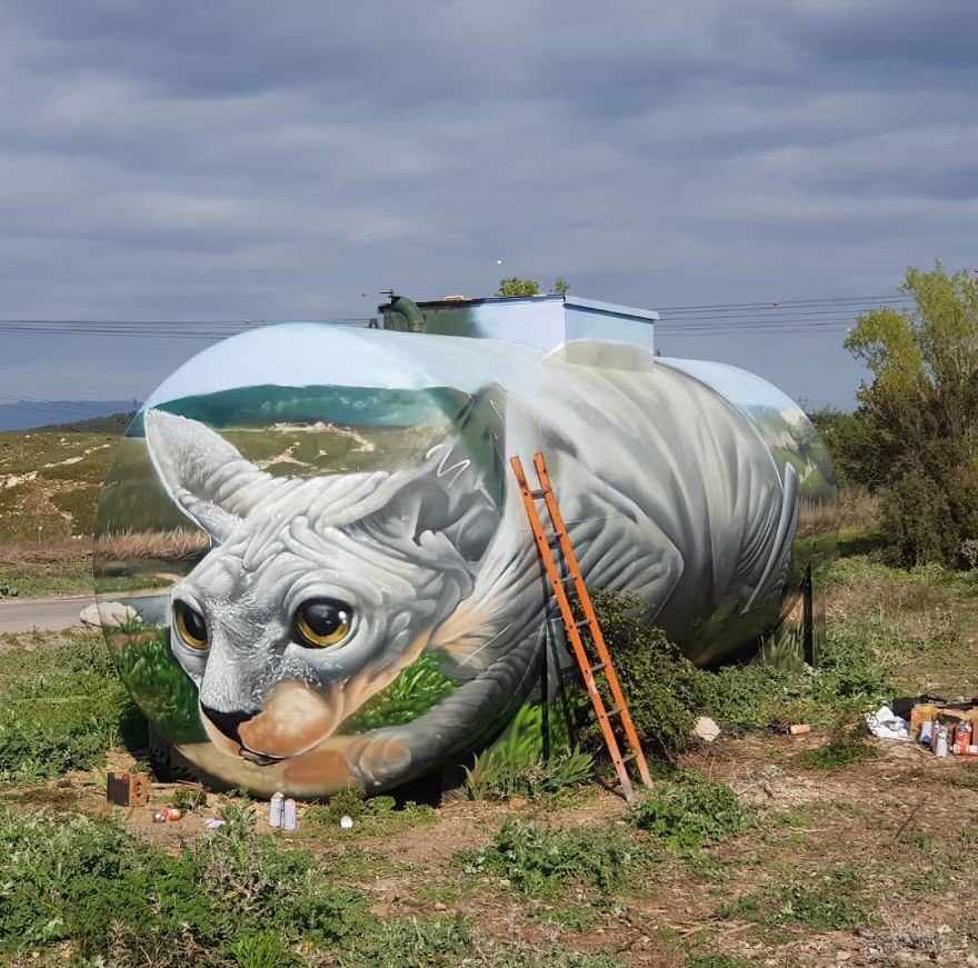 Swaggzeez1's tweet photo. A 33 year old street artist paints a mind-bending illusion of a Sphynx Cat on an old Gas Tank. 😮😮😮😮🙄🙄🙄🙄

#maskchallenge #ramadankareem https://t.co/ymfLHu7Ygm