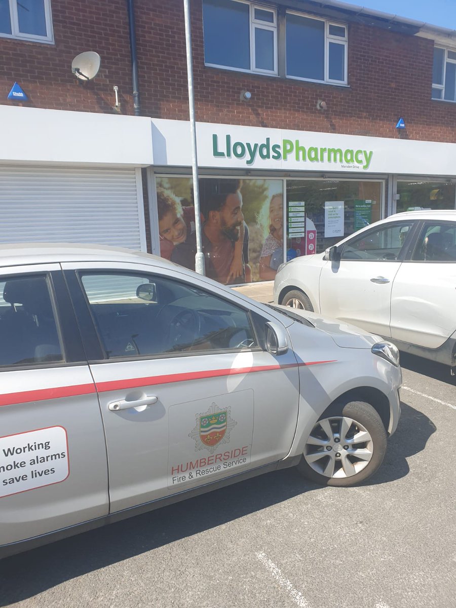 HumbersideFire's tweet photo. Assisting in delivering medication around the area of North Lincs to the most #vulnerable today. There when you need us. #Covid19UK #HelpingOthers #StaySafe #StayAtHomeSaveLives #FrontLineHeroes #keyworkers #ReadyWillingAble #CommunitySafety https://t.co/4wIpq8iaef