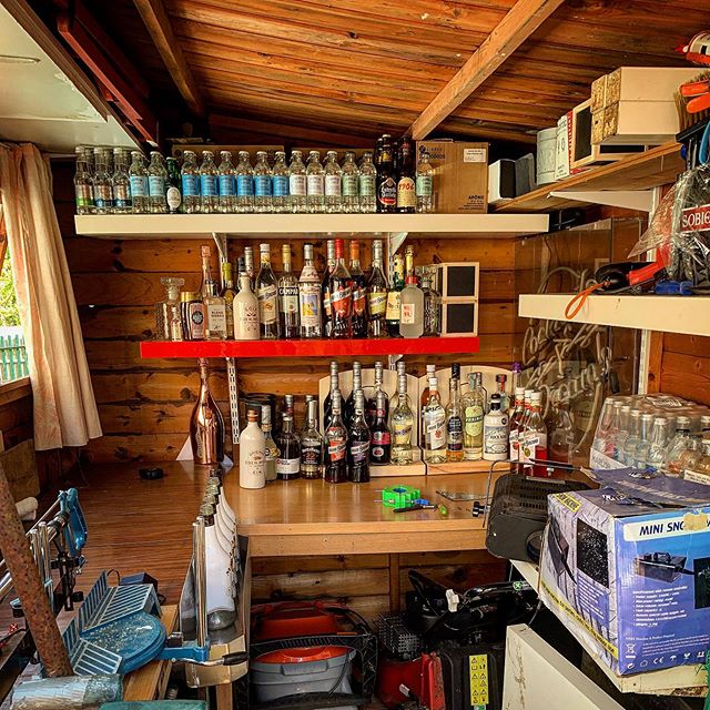 BartenderHQ's tweet photo. Does your shed even have a speed rail though?
#barshed #pubshed #speedrail #backbar #shed #shedlife @freds_bar_pubshed #snowmachine #flymo #tidyshed #lockdown #lockdownlife

📸 https://t.co/akZ1E1oQYV via https://t.co/d0FvpIg3Jy https://t.co/AGyCdcoVwL