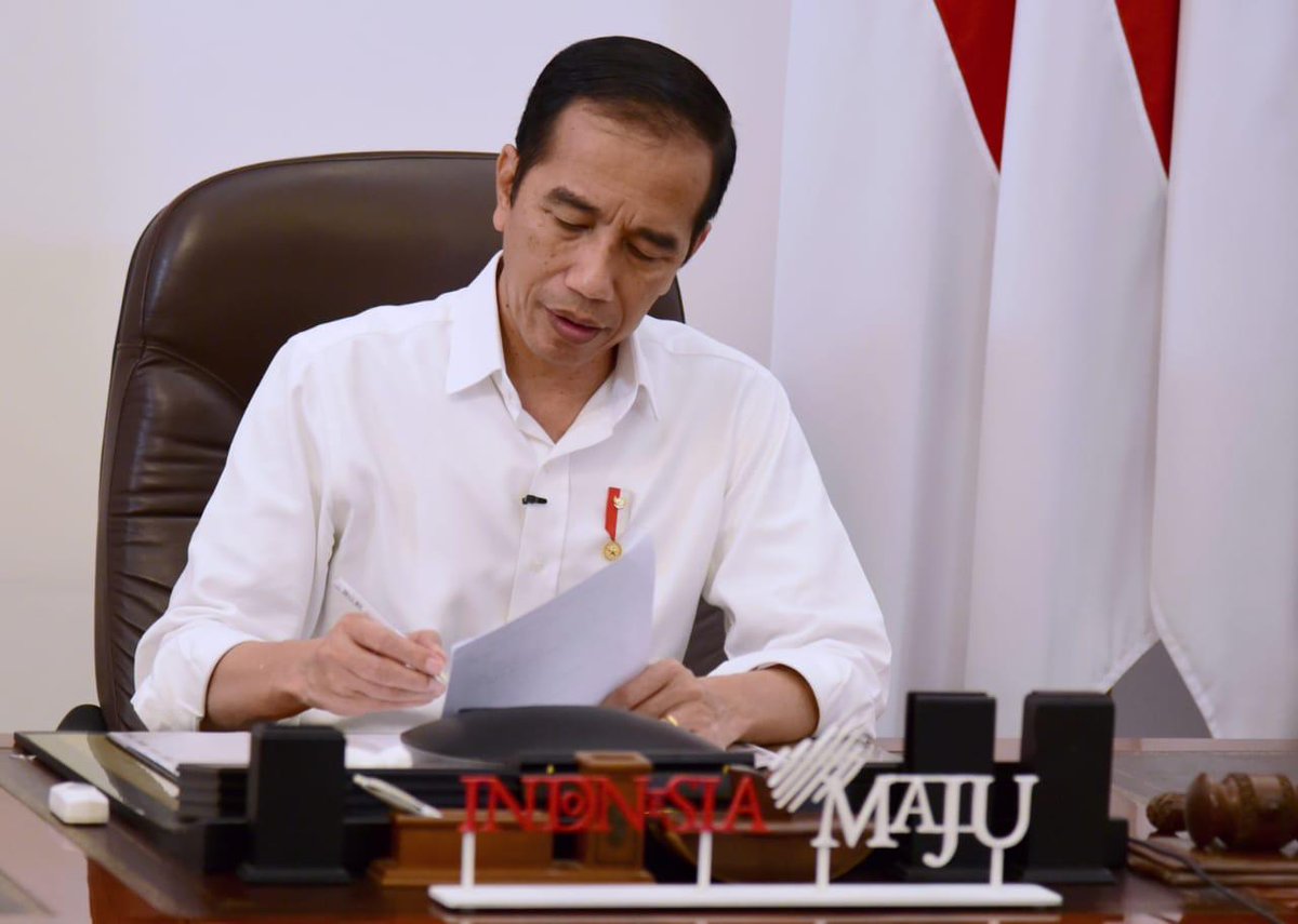 jokowi's tweet photo. Saya memahami keputusan pengunduran diri Adamas Belva Syah Devara dan Andi Taufan Garuda Putra dari jabatan Staf Khusus Presiden. 

Keduanya adalah anak muda cerdas dengan reputasi dan prestasi yang sangat baik. Saya percaya mereka akan sukses di bidang masing-masing. https://t.co/wZcDx1L6NA