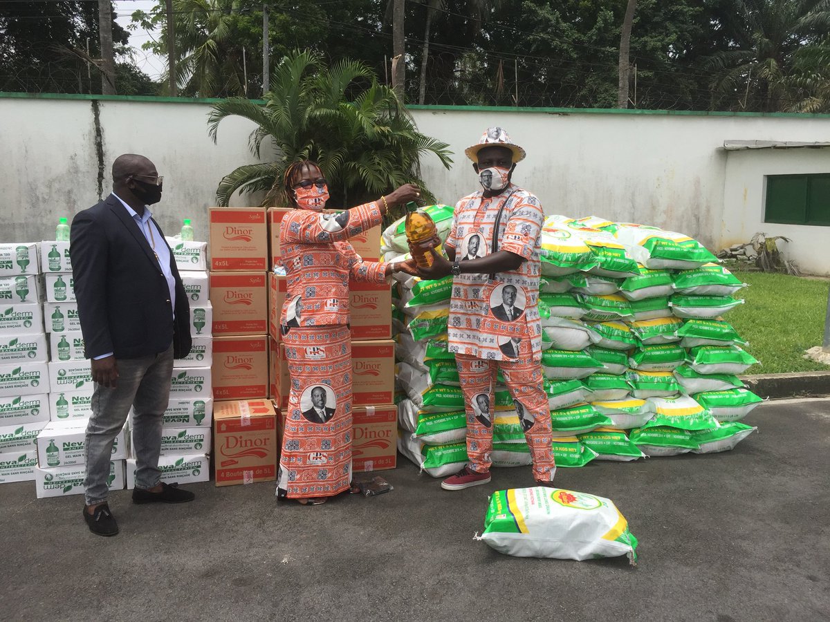 officielGPS's tweet photo. La  délégation GPS-CI a procédé ce  jour à la remise d’un important don à l’Union des Artistes de la Paix avec le Pr @SOROKGUILLAUME. 
Mme Anne Marie Bonifon, a au nom du Pr de GPS invité ces artistes à prendre ttes leurs places dans la sensibilisation des populations.
#CIV225 https://t.co/N4frxe14WD