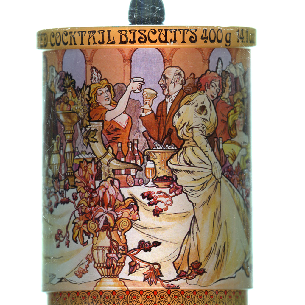 Did someone say  #SassiestObject  #CuratorBattle? This late 1970s biscuit tin depicting an Edwardian party scene is certainly one to only open after the watershed. However, even sassier than the object is the story of its designer: Mick Hill.[thread]  https://twitter.com/YorkshireMuseum/status/1253606632673738752